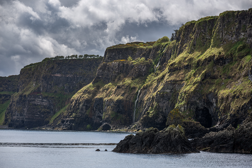 6D_55006-HDR_1024.jpg - Wasserfal und Klippenl am Kinbane Head (Nordirland)