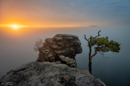 Der Moment Nur einen kurzen Moment schien die Sonne zwischen hohem Nebel und geschlossener Wolkendecke hindurch.