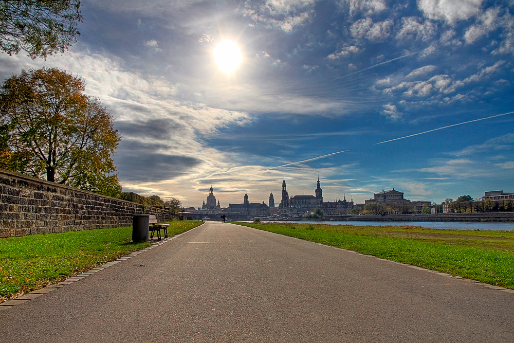 IMG_04203_7D_HDR_1000_Elberadweg_Dresden.jpg - Dresden, Blick über den Elbradweg der neustädter Elbseite nach Süden gegen die Altstadt