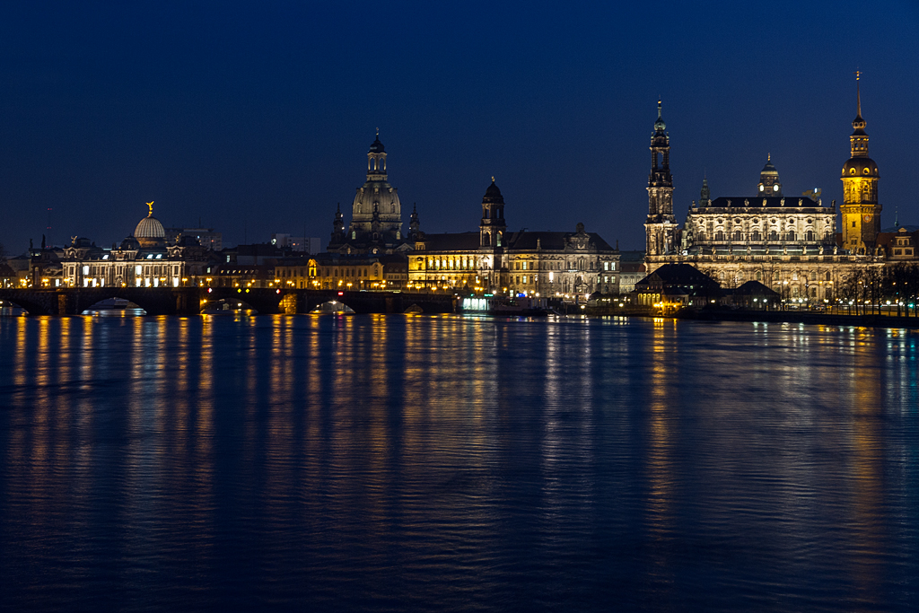 IMG_14684_7D_RAW_1024.jpg - Dresden, Blick über die Hochwasser führende Elbe gegen die Altstadt