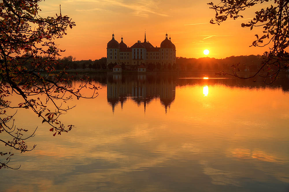 IMG_16201_HDR_1000_Schloss_Moritzburg.jpg - Sonnenuntergang, Schlossteich und Schloss Moritzburg