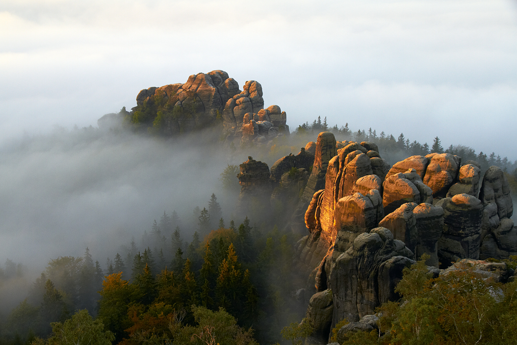 IMG_16552_7D_RAW_1024.jpg - Die Schrammsteinkette taucht aus dem Nebel, Elbsandsteingebirge (Sächsische Schweiz)