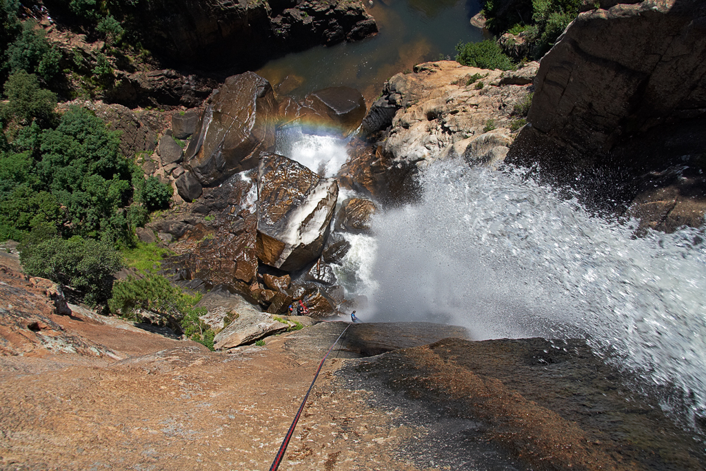 Piscia_di_Gallo_1024.jpg - 60m Abseile im Wasserfall, "Piscia di Gallo"