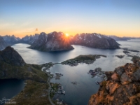 M5_00170_NAL Blick vom Reinebringen auf Reine, Lofoten, Moskenesøy (01:30 Uhr)