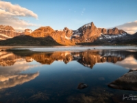 M5_01646_NAL Stortinden und Kollfjellet über den Fjord gesehen, Lofoten Flakstadøy