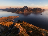 M5_03892_NAL Blick vom Offersøykamen gegen den Stornappstinden und Flakstadøy, Lofoten,Vestvågøy (00:19 Uhr)