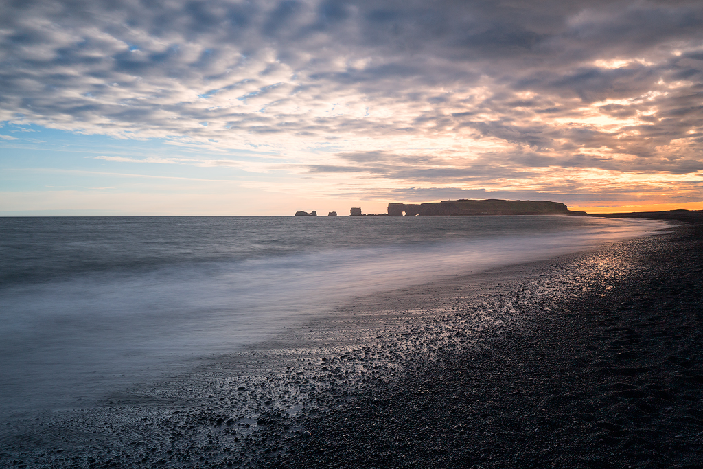 6D_69235_1024.jpg - Blick über den Reynisfjara zum Dyrhólaey