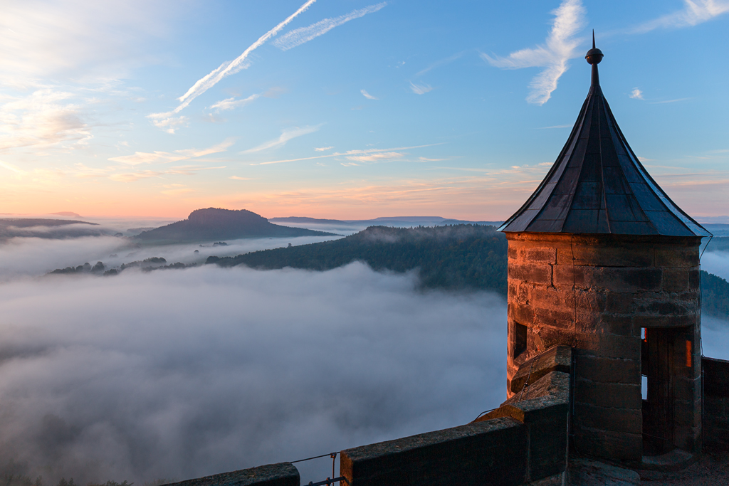 6D_07655_1024.jpg - Wachturm und Brustwehr der Festung Königstein im ersten Sonnenlicht über dem Nebel im Tal mit Blick zum Pfaffenstein, Elbsandsteingebirge