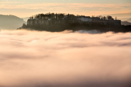 6D_43321_1024 Festung überm Nebel