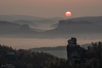 a7RIII_05935_NAL Blick vom Gohrisch über die Hunskirche gegen die Schramm- und Affensteine