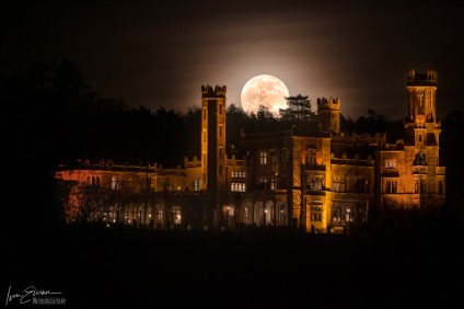 (Januar) Vollmond über Schloß Eckberg