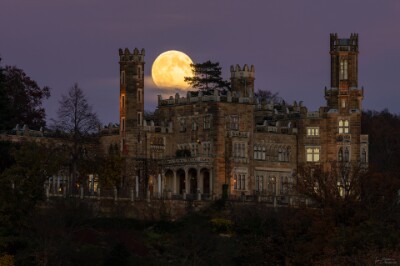 a7IV_25_01168_NAL Schloß Eckberg und Vollmond