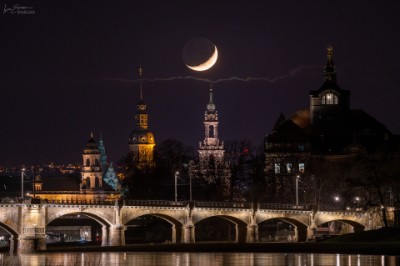 Unterm Sichelmond Monduntergang vor dem Stadtschloss Dresden (Ständehaus, Hausmannsturm, Hofkirche, Staatskanzlei)